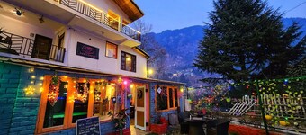 Page 3 - Riverside Rooms & Bar