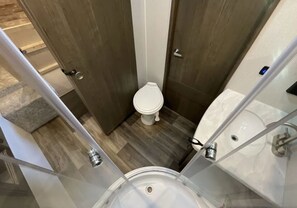 Secador de cabelo, toalhas de banho, sabonete, papel higiênico