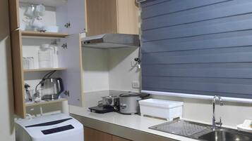 Jääkaappi, mikroaaltouuni, liesi, vedenkeitin