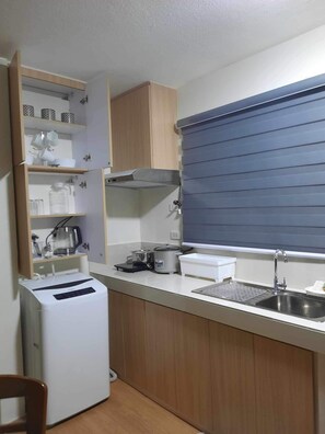 Refrigerador, microondas, parrilla de estufa y tetera eléctrica