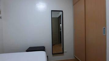 2 habitaciones, tabla de planchar con plancha, wifi y ropa de cama