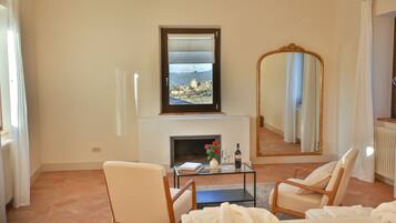 Royal Suite | Premium bedding, down comforters, minibar, in-room safe