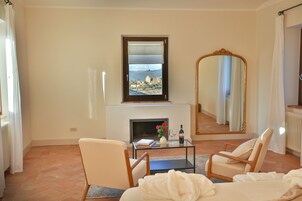 Ropa de cama de alta calidad, cubrecamas y minibar