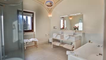 Suite Royale | Salle de bain | SĂšche-cheveux, peignoirs, chaussons, bidet