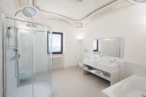 Suite luxueuse, 1 chambre, vue sur la ville | Salle de bain | Séchoir à cheveux, peignoirs, pantoufles, bidet