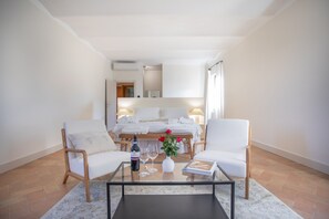 Suíte real | Roupas de cama premium, edredons de pluma, frigobar, cofres nos quartos