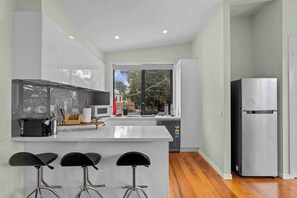 Køleskab, mikrobølgeovn, ovn, kogeplade