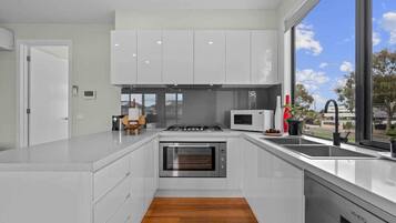 Frigorífico, microondas, horno y placa de cocina