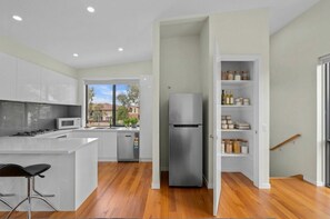 Fridge, microwave, oven, stovetop - Luxury 3BR Maidstone Townhouse | Near Highpoint & Melbourne CBD (Maidstone)
