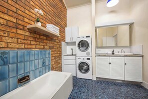 Hair dryer, towels, soap, shampoo - Jalynca: Waterfront Escape (Noosa)