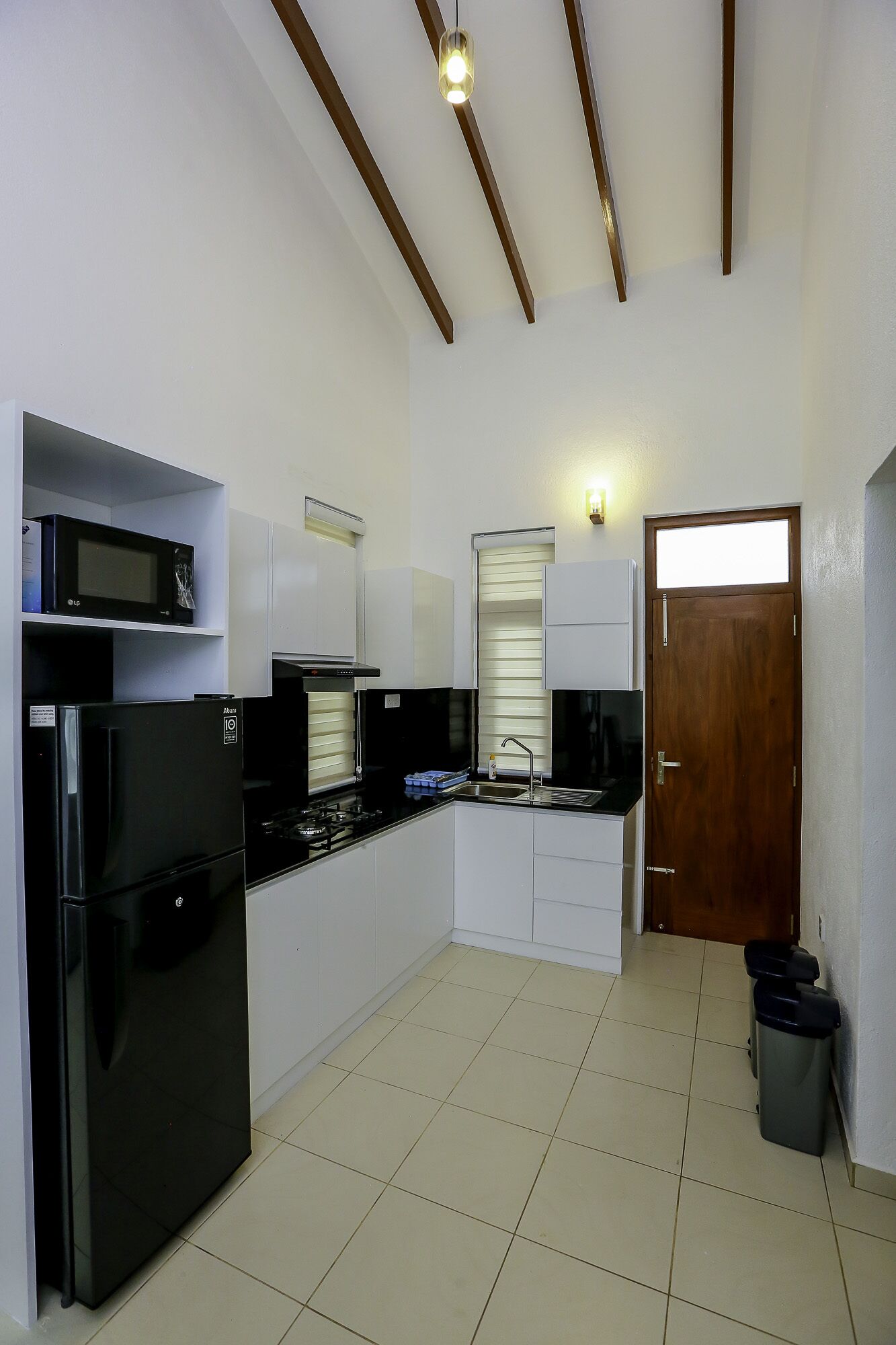 Frigorífico, microondas, placa de cocina y hervidor eléctrico