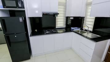 Geladeira, micro-ondas, cooktop, chaleira elétrica