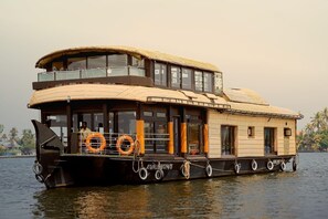 Exterior - Luxury Houseboat (Ambalapuzha)