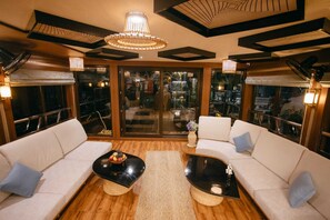 Habitación doble de lujo | Área de sala de estar | Televisión de pantalla plana 