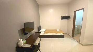 Family Suite | Desk, laptop workspace, free WiFi, bed sheets