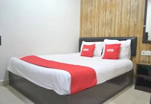 Quarto casal standard, 1 cama Queen | Escrivaninha, espaço de trabalho para notebook, Wi-Fi de cortesia