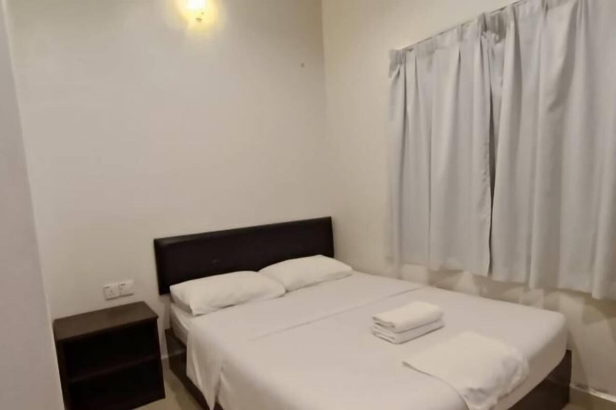 Desk, laptop workspace, WiFi (free), bed sheets