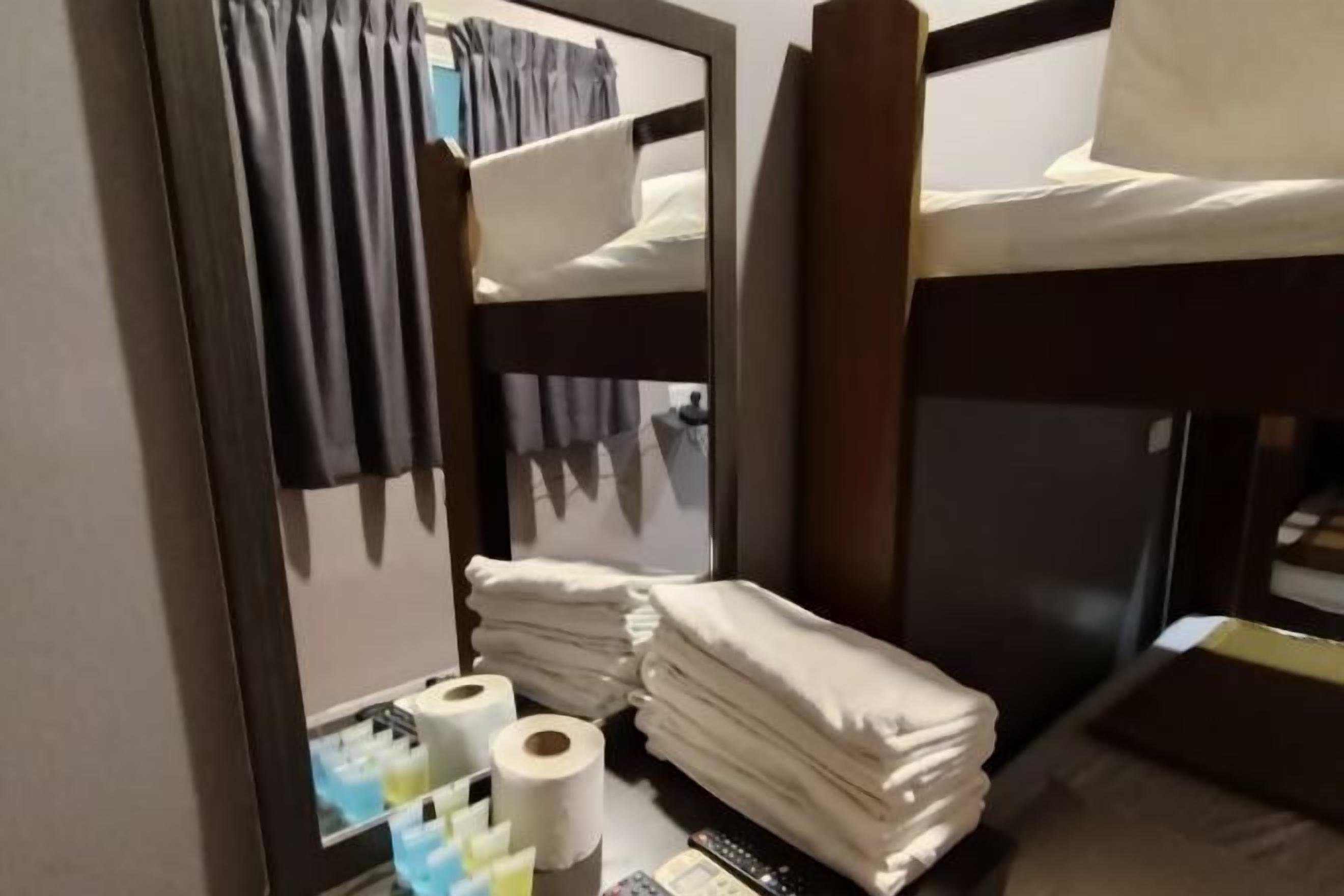 โต๊ะทำงาน, พื้นที่ทำงานแบบใช้แล็ปท็อป, Wi-Fi ฟรี, ผ้าปูที่นอน