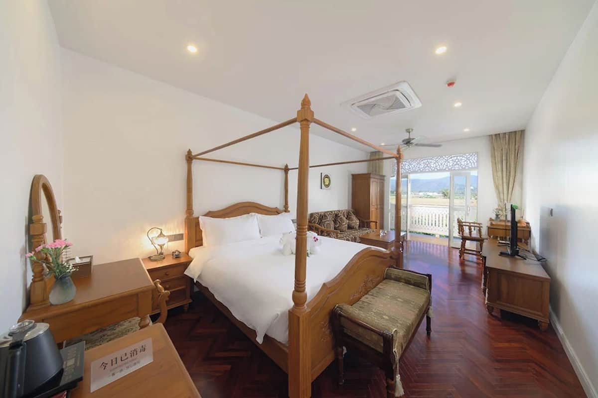 Superior Room, 1 King Bed | Desk, free WiFi, bed sheets