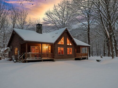 Cozy Log Cabin on the River | Fireplace | Loft