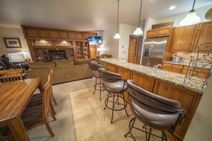 Premium-Apartment, 2 Schlafzimmer, Whirlpool, Blick auf die Anlage (Chateaux DuMont 2703) | Wohnbereich | Smart-TV, Kamin