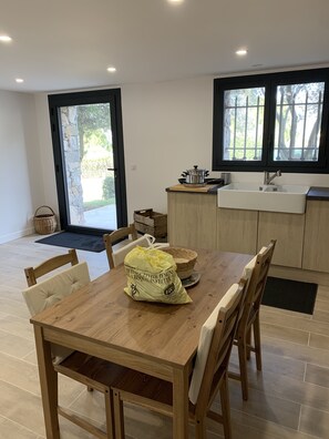 Dining - Rez de Villa Entièrement Rénovée Avec Jardin Clos et Piscine (Peymeinade)