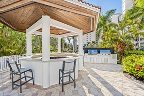 Terrace/patio - Beautiful, luxury condo in Regatta at Vanderbilt Beach with hot tub, gym & lanai (Naples)