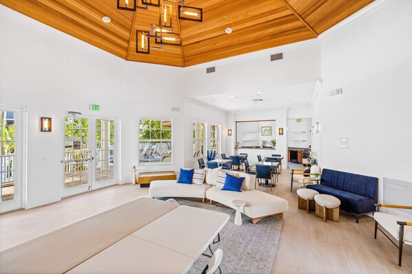 TV - Beautiful, luxury condo in Regatta at Vanderbilt Beach with hot tub, gym & lanai (Naples)