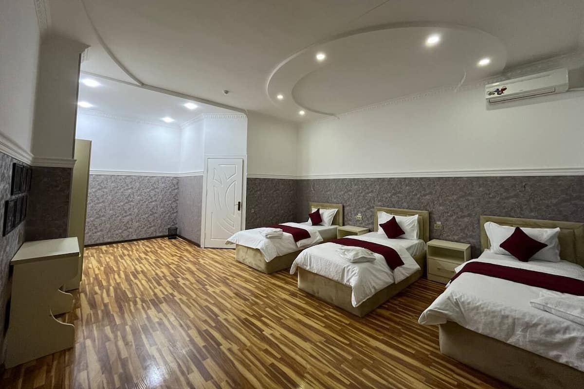 Habitación triple superior | Ropa de cama de alta calidad y decoración personalizada