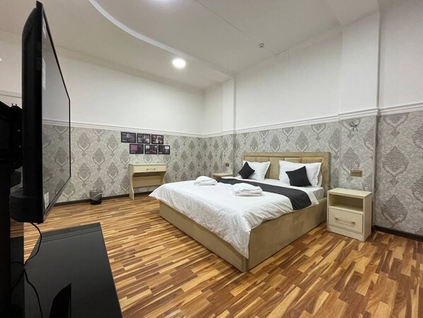 Habitación doble Deluxe | Ropa de cama de alta calidad y decoración personalizada 