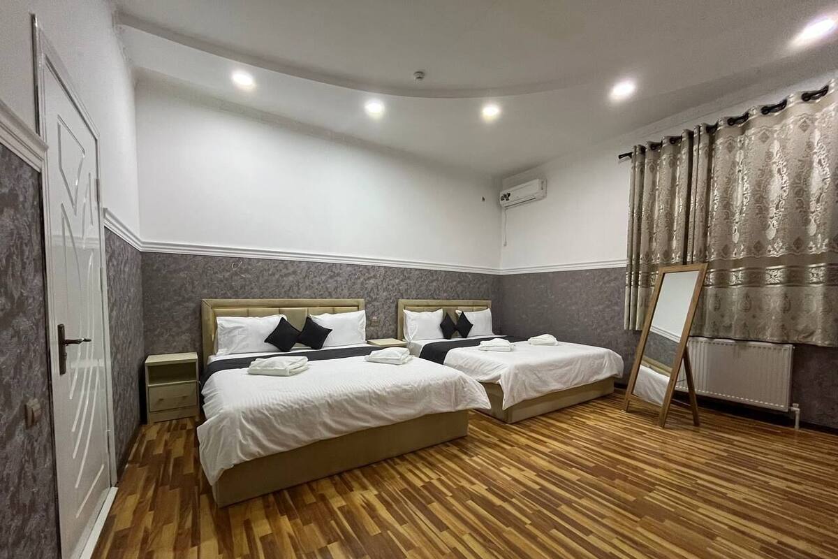 Habitación cuádruple de lujo | Ropa de cama de alta calidad y decoración personalizada