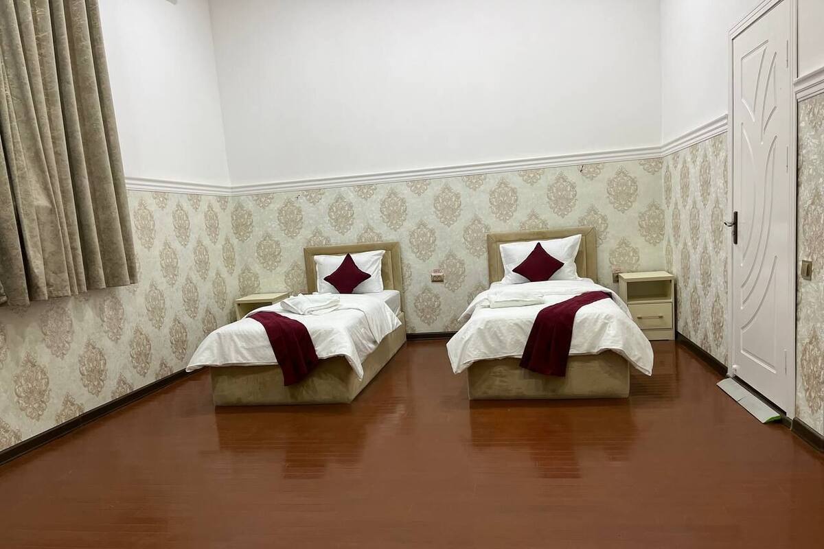 Habitación básica con 1 cama matrimonial o 2 individuales | Ropa de cama de alta calidad y decoración personalizada