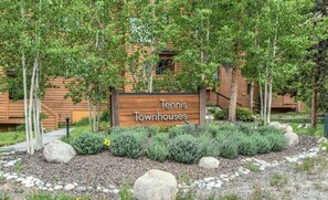 シグネチャー タウンホーム 3 ベッドルーム バルコニー マウンテンビュー (Tennis Townhomes 1331) | 外観