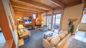 Un salon chaleureux avec une cheminée, un canapé et des meubles en bois.