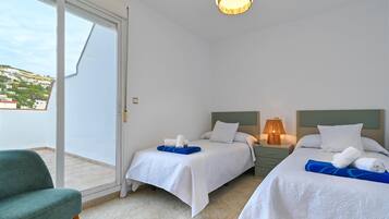 3 bedrooms, iron/ironing board, WiFi, bed sheets