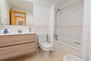 Ducha, bidet, toallas