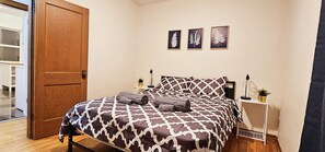 3 bedrooms, iron/ironing board, WiFi, bed sheets - 3 Bedroom 10min Walk to the UofA/Hospital.   (Edmonton)