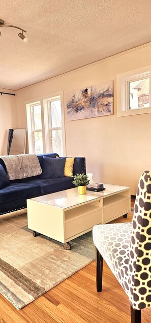 Smart TV - 3 Bedroom 10min Walk to the UofA/Hospital.   (Edmonton)