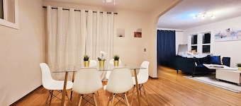 3 Bedroom 10min Walk to the UofA/Hospital.