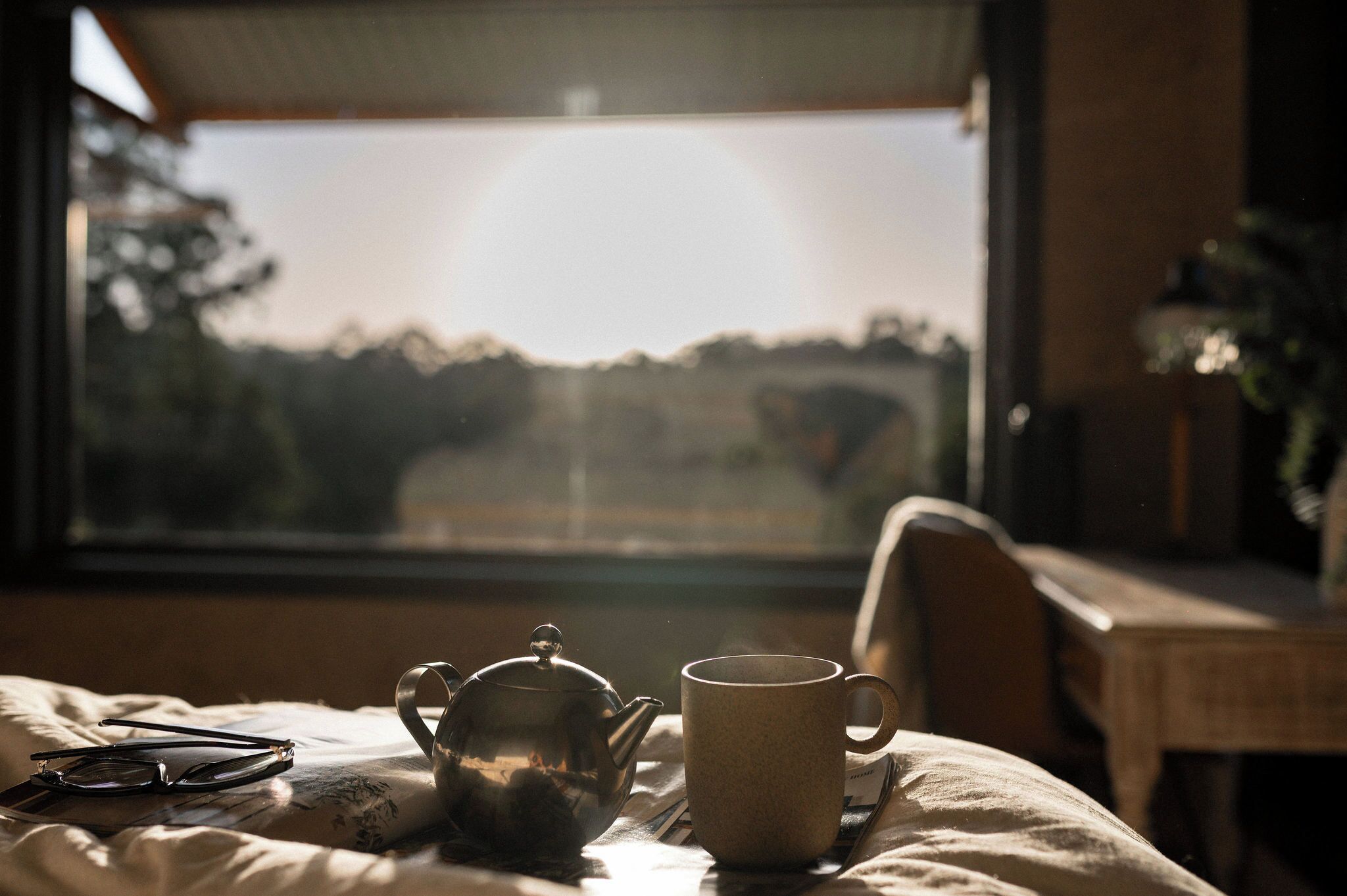 1 dormitorio, escritorio, tabla de planchar con plancha y cuna de viaje