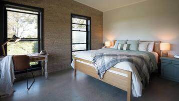 1 quarto, escrivaninha, ferros/tábuas de passar roupa, berço de viagem