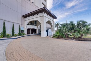 Exterior - Steps to Sea & Sand! Gulf-View Galveston Getaway (Galveston)