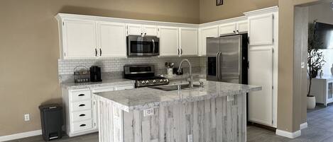 Micro-ondes, four, plaque de cuisson, lave-vaisselle