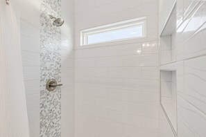 Dusche, Haartrockner, Handtücher, Toilettenpapier