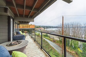 Terrace/patio - Spacious 4 bedroom Home … EV Charger Available (Des Moines)