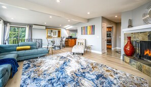 Smart TV, fireplace, printers - Spacious 4 bedroom Home … EV Charger Available (Des Moines)