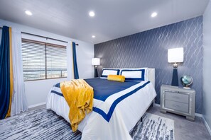 4 bedrooms, in-room safe, desk, iron/ironing board - Spacious 4 bedroom Home … EV Charger Available (Des Moines)