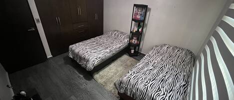 3 soverom, strykejern/-brett og sengetøy