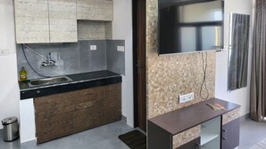 Una cocina moderna con horno empotrado, un lavabo y un armario de madera.