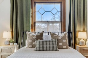 8 bedrooms, iron/ironing board, travel cot, WiFi - Noble Estate! Pet-Friendly w Hot Tub & Fire Pit (Colorado Springs)